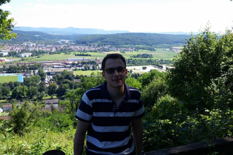 photo_5307881594587049732_y