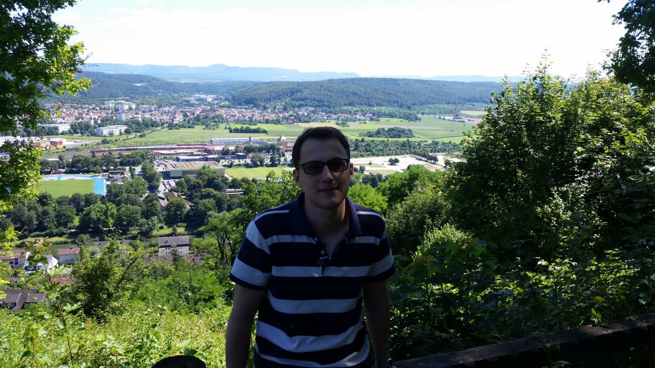 photo_5307881594587049732_y